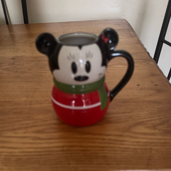 🚨Disney Minnie Mouse Red and Green Dining Mugs
Microwave and dish washer safe - Picture 2 of 3